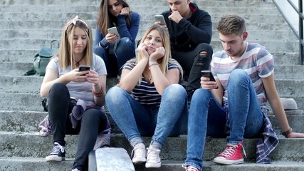 A girl is feeling completely alone in digital age