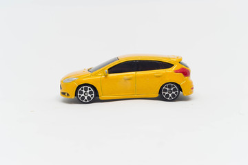 Fototapeta na wymiar Model samochodu sportowego renault żółty bokiem