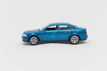 Fototapeta Niebieski model samochodu audi bokiem obraz