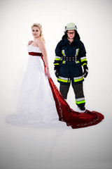 Feuerwehrfrau auch als Braut und Prinzessin