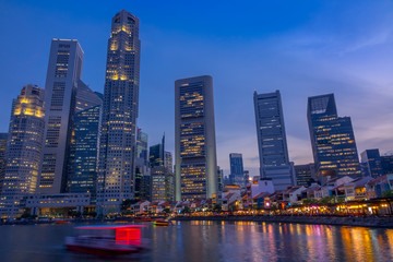 Fototapeta na wymiar Twilight on the Quay of Singapore with Skyscrapers