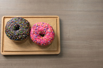 Donas en tabla de madera sobre una mesa de madera
