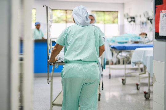 Nurses with patient in an ICU