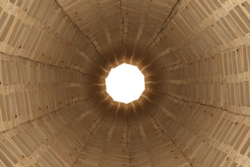 Blick in kreisförmigen Tunnel aus Europaletten Holzpaletten - Blick nach oben - neutraler Hintergrund