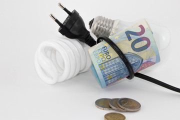 Cavo elettrico e lampadine con denaro su sfondo bianco