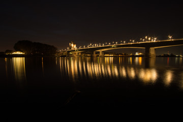 Obraz premium Rheinbrücke Worms Abends bei Niedrigwasser