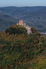 Fototapeta na wymiar Reichsburg Trifels in Annweiler am Trifels