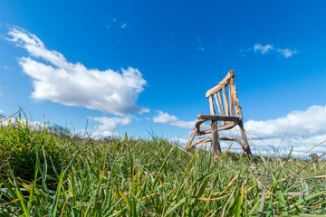 La silla abandonada en el campo