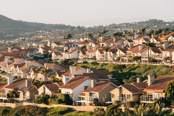 Fototapeta na wymiar View of houses and hills from Hilltop Park in Dana Point, Orange County, California