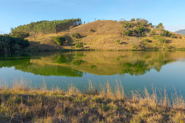 Vista de parte de lago em alto da Serra de Descoberto, em área do município de Guarani, estado de Minas Gerais, Brasil
