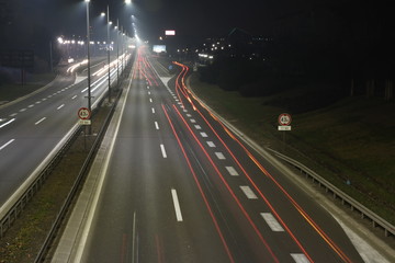 Fototapeta na wymiar traffic on the highway at night