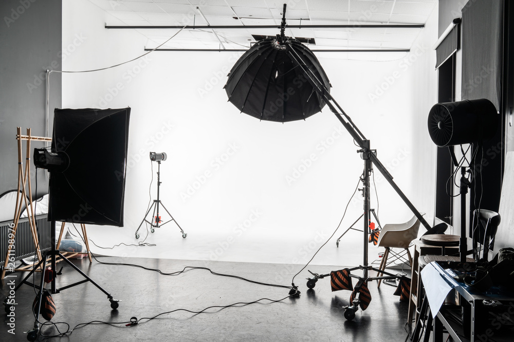 Wall mural empty photo Studio with white cyclorama. Monoblocks with flashes using softboxes of different shapes. photographic studio space with white cyclorama