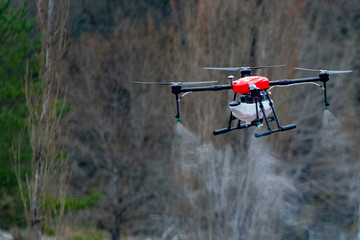 農薬散布用ドローンが飛ぶ風景をアップでとらえた