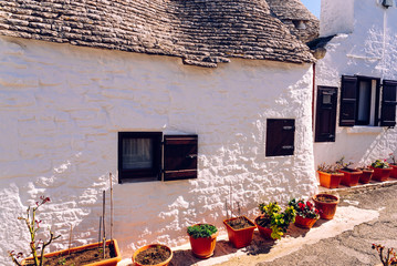 Narrow streets between the trulli of Alberobello, in southern Italy, ideal for family trips.