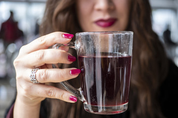 giovane donna beve una tisana