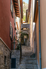 Fototapeta na wymiar View on a tiny Alley in Varenna, Como Lake