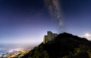 Obraz premium Milky way above old castle