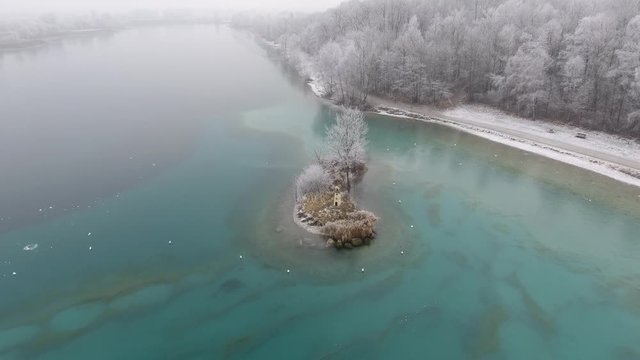 Lac de Passy sous le givre, vue par drone