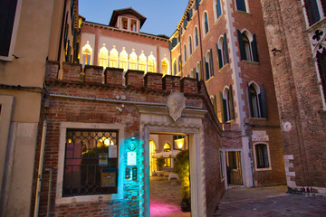 Fototapeta premium Venice, Italy-12 October, 2017: Scenic colorful Venice streets near landmark Rialto Bridge in historic city center