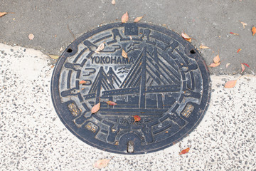 sewer cap / manhole cover / hatch with Yokohama bridge