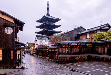Obraz premium Pagoda Yasaka i ulica Sannen Zaka w deszczowy dzień: słynne miejsce w Kioto w Japonii.