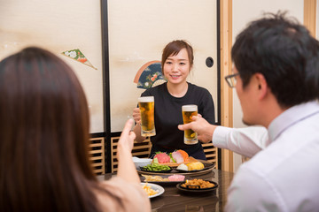 生ビールを運ぶ居酒屋スタッフ