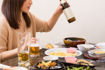 お酒を飲む女性