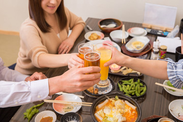 居酒屋で飲み会をする仲間