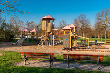 Ein menschenleerer Abenteuerspielplatz bei wolkemlosem Frühlingshimmel am Morgen