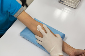 Obraz premium Close up nurse hand and wound after blood collecting.Patient arm post-collecting a blood sample for chemistry blood test analysis at the laboratory department.Medical analysis concept.