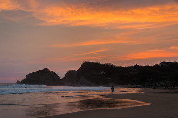 Magnifique couch&eacute; de soleil sur la plage de Zipolite, Oaxaca, Mexique.