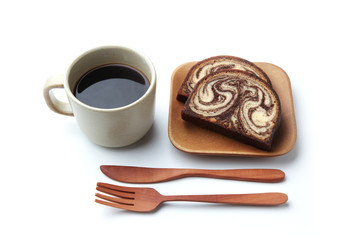 ホットコーヒーとお皿にのせた マーブル チョコレート パウンド ケーキ 白背景