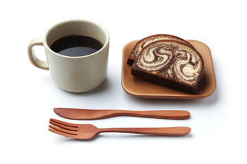 ホットコーヒーとお皿にのせた マーブル チョコレート パウンド ケーキ 白背景