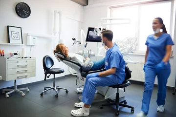 Photo sur Plexiglas Dentistes Vue brouillée des dentistes occupés au travail