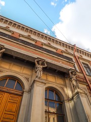 Obraz premium The facade of the historic old building with sculptures in St. Petersburg 