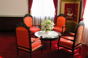 Petit salon avec bouquet de fleurs