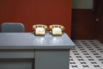 Bureau avec téléphones