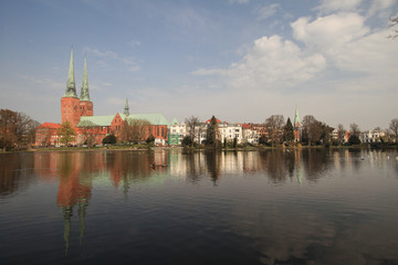 Fototapeta premium Romantisches Lübeck; Mühlenteich und Dom