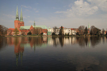 Fototapeta na wymiar Frühling in Lübeck; Mühlenteich mit Dom