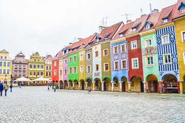 Fototapeta na wymiar POZNAN, POLAND, 27 AUGUST 2018: The colorful houses of the Old Market Square