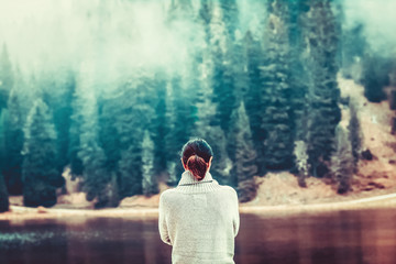 Depressive traurige Frau steht am Wasser. Natur.