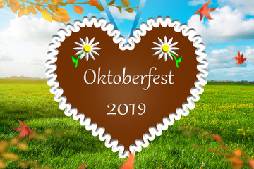 Oktoberfest 2019. Lebkuchenherz auf herbstlichem Hintergrund.