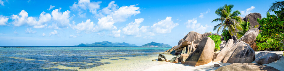 Tropische Insel mit Strand als Panorama Hintergrund - obrazy, fototapety, plakaty