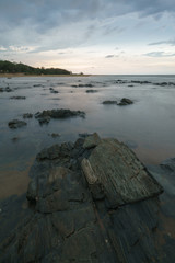 Der Himmel in bunten Farben beim Sonnenuntergang am Strand von Tannum Sands in Queensland Australien kurz vor einem Gewitter