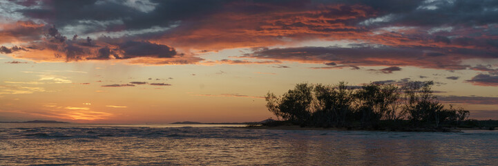 Ein bunter Sonnenaufgang am Strand von Tannum Sands in Queensland Australien