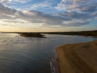 Luftaufnahme von Strand und Landzunge von Tannum Sands bei Sonnenaufgang