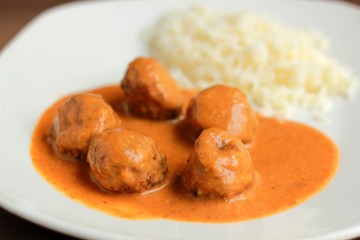 Albondigas en salsa con arroz