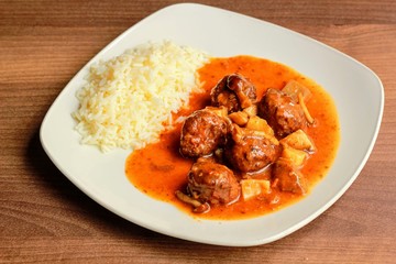 Albondigas en salsa con arroz