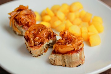 Atún a la plancha con patatas