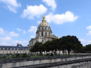 Fototapeta na wymiar Church of the House of Disabled - Les Invalides complex of museums and monuments in Paris military history of France. Tomb of Napoleon Bonaparte .